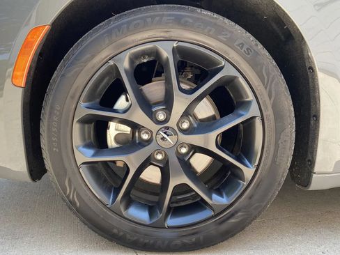 Used 2025 Chrysler Pacifica Limited FWD image 8