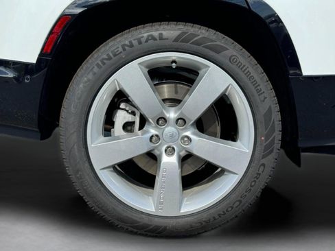 Certified 2025 Land Rover Defender 130 X-Dynamic SE image 35