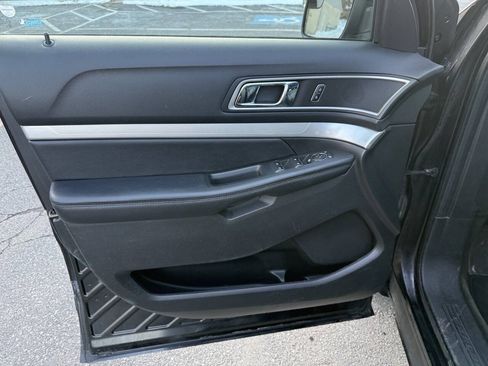 Used 2016 Ford Explorer XLT w/ Equipment Group 202A AWD/4WD image 9
