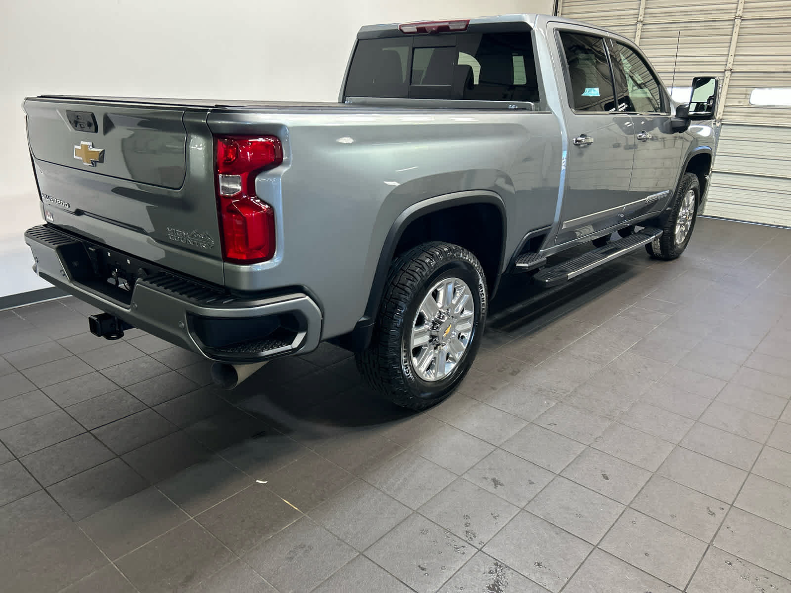Used 2024 Chevrolet Silverado 2500 High Country w/ High Country Premium Package AWD/4WD image 3