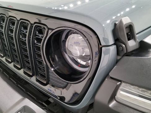 Used 2024 Jeep Wrangler Willys image 7