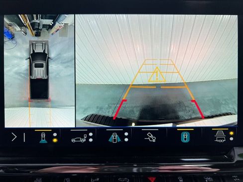 Used 2025 Chevrolet Silverado 2500 ZR2 w/ Technology Package image 9