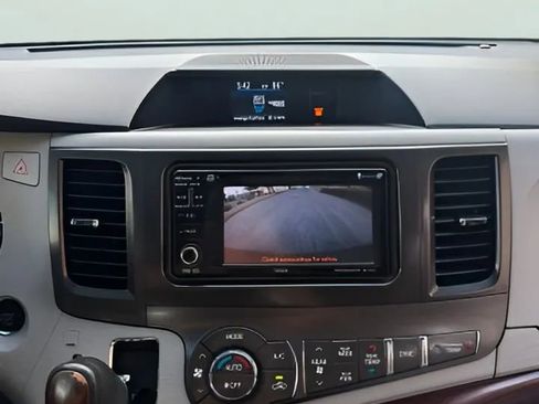 Used 2014 Toyota Sienna XLE image 35