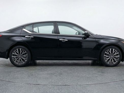 Used 2025 Nissan Altima 2.5 SV image 11