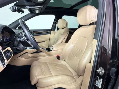 Certified 2022 Porsche Cayenne AWD/4WD image 5