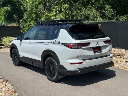 New 2025 Mitsubishi Outlander SE image 3