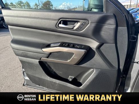 Used 2025 Nissan Pathfinder Platinum w/ Black Appearance Package image 11