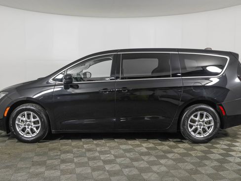 Used 2022 Chrysler Voyager LX FWD image 19