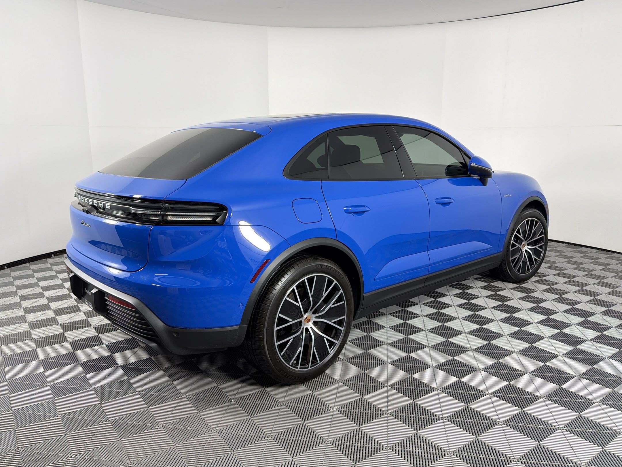 Used 2026 Porsche Macan Electric RWD image 9