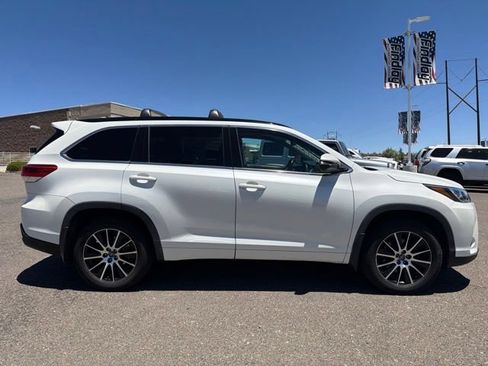 Used 2017 Toyota Highlander SE w/ Carpet Mat Package AWD/4WD image 4