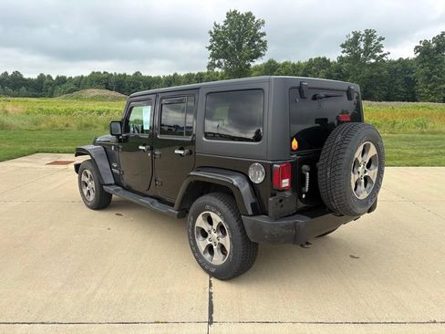 Used 2017 Jeep Wrangler Unlimited Sahara AWD/4WD image 4
