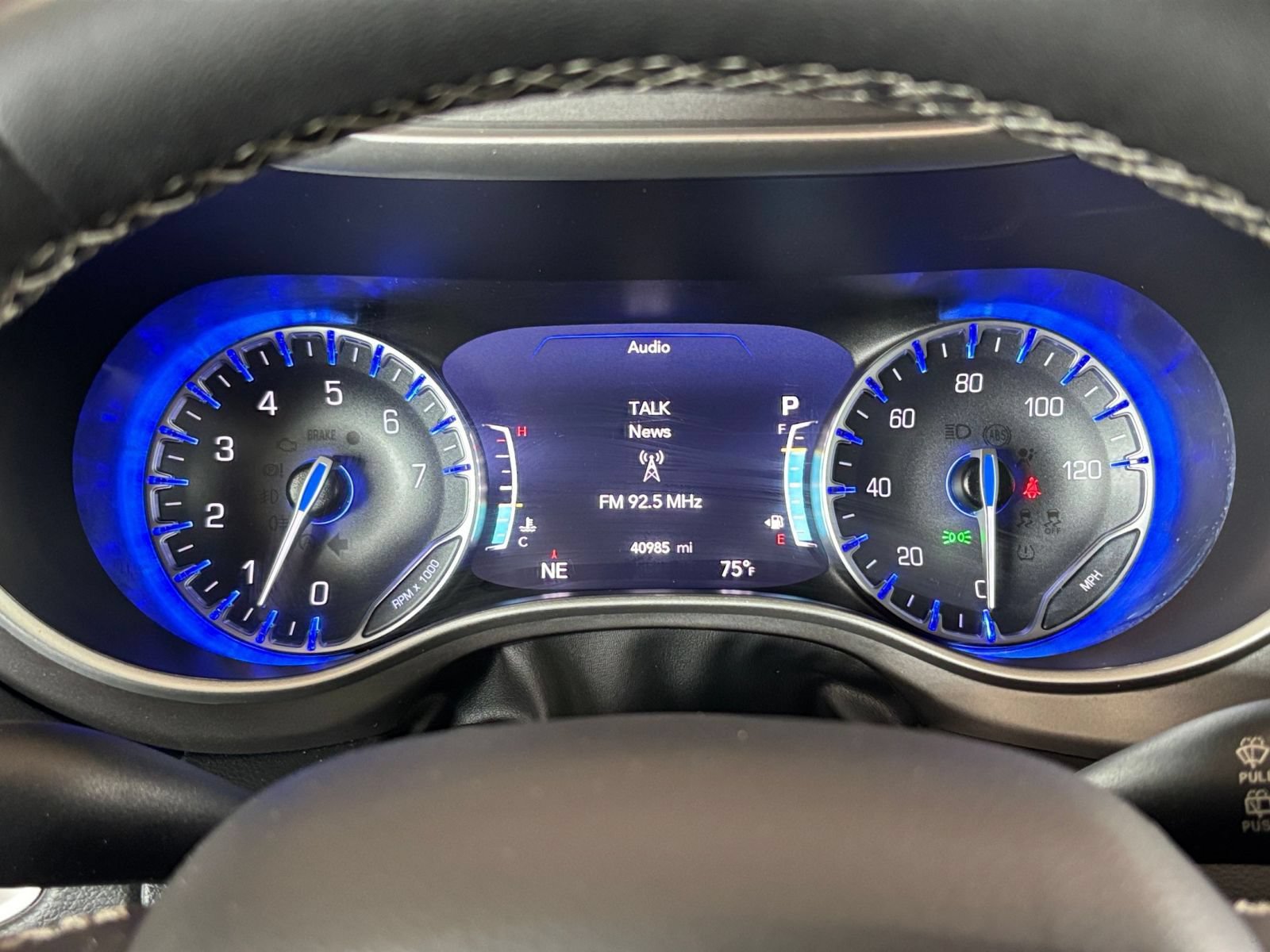 Used 2025 Chrysler Pacifica Select FWD image 41