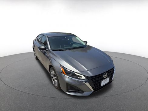 Used 2025 Nissan Altima 2.5 SV FWD image 3