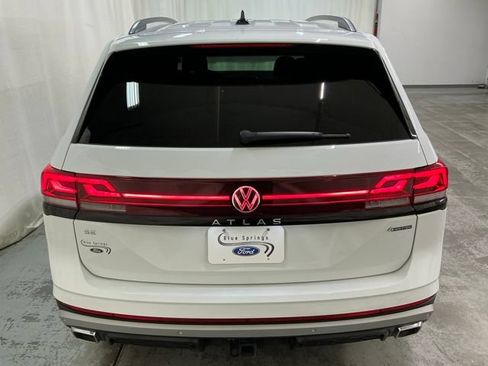 Used 2024 Volkswagen Atlas Peak Edition SE AWD/4WD image 4