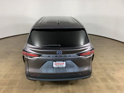 Used 2021 Toyota Sienna XLE FWD image 11
