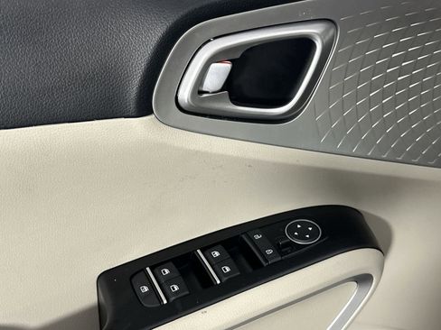 Used 2025 Kia Soul LX w/ LX Technology Package image 17