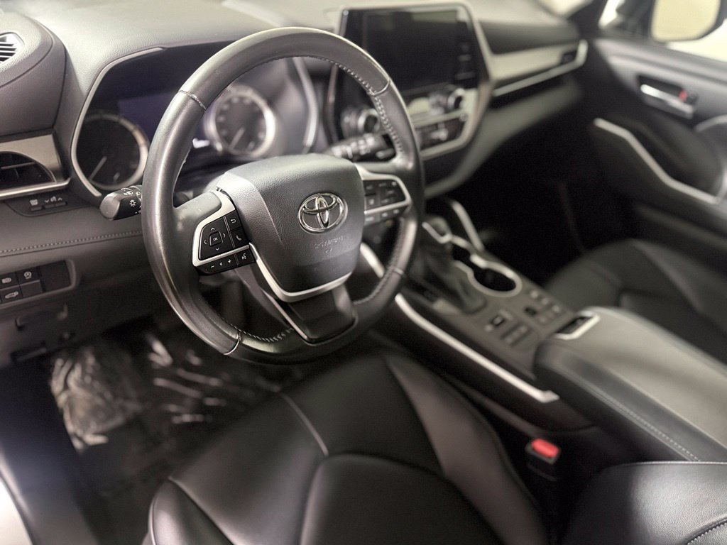 Used 2023 Toyota Highlander XLE AWD/4WD image 18