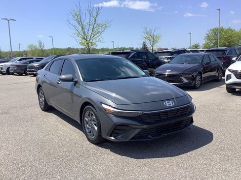Used 2024 Hyundai Elantra Blue image 3