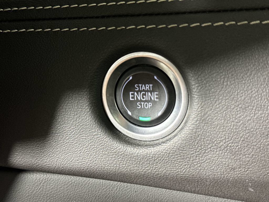 Used 2025 Cadillac Escalade Premium Luxury AWD/4WD image 19