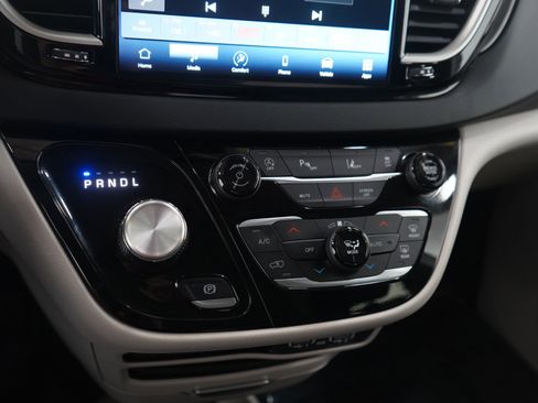 Used 2024 Chrysler Pacifica Touring-L image 26