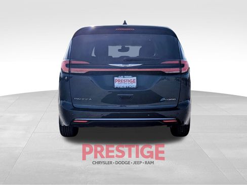 Used 2024 Chrysler Pacifica Select image 8