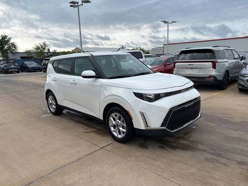 Used 2025 Kia Soul LX w/ LX Technology Package FWD image 4