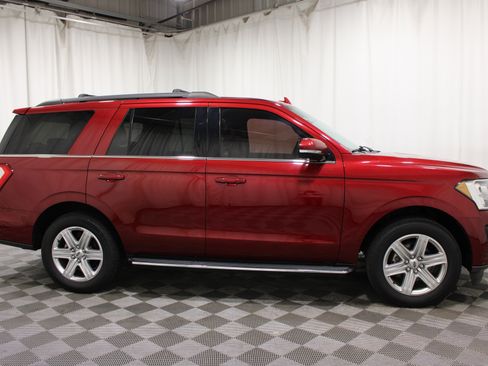 Used 2018 Ford Expedition XLT w/ Equipment Group 202A AWD/4WD image 32