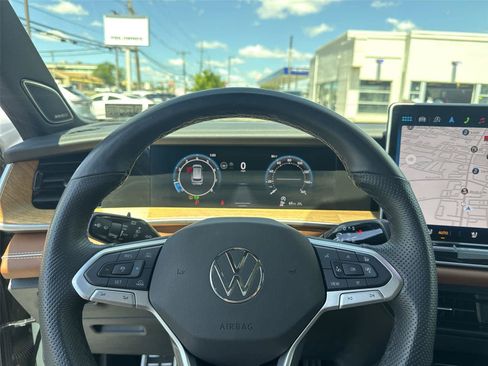 Used 2025 Volkswagen Tiguan SEL R-Line AWD/4WD image 18