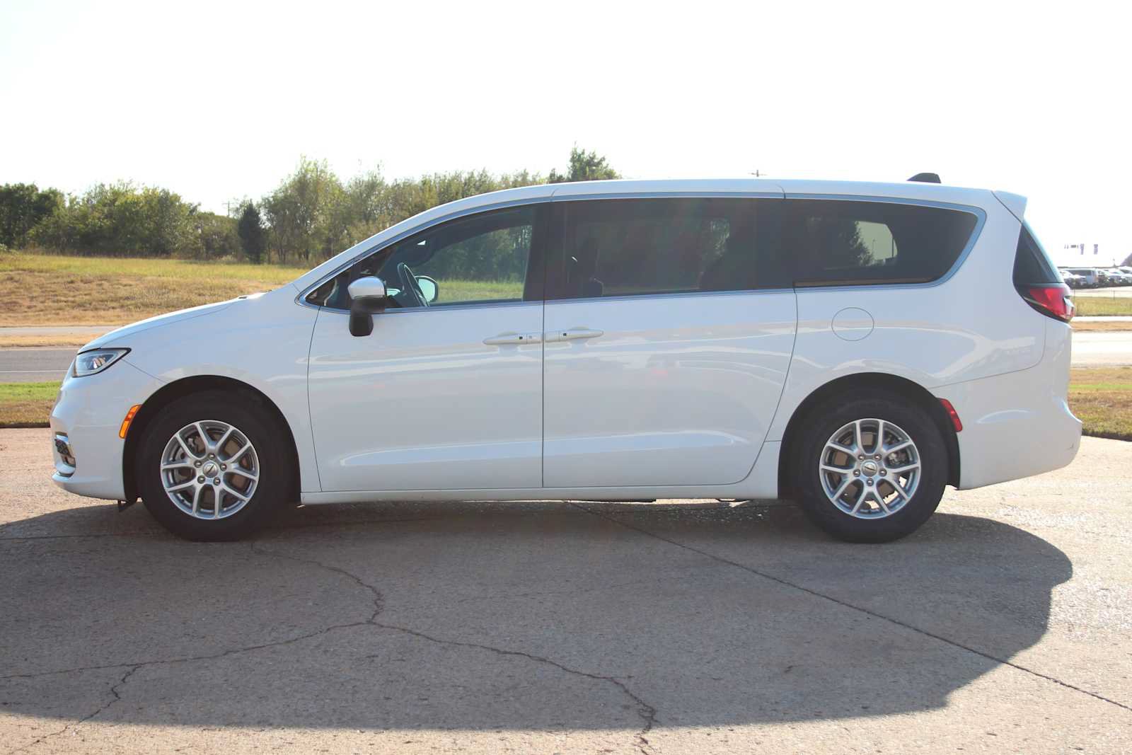 Used 2023 Chrysler Pacifica Touring FWD image 7