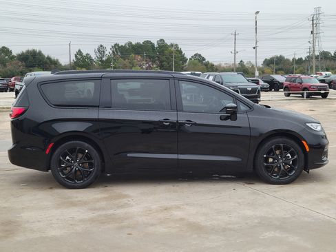 New 2026 Chrysler Pacifica Limited image 3