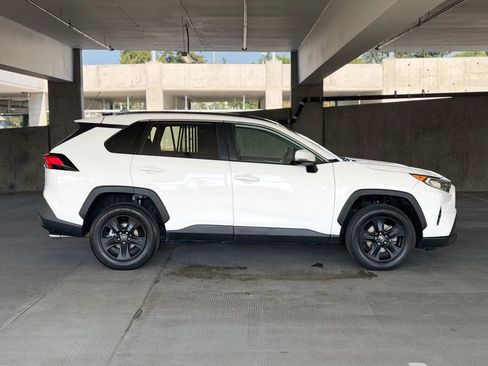 Used 2020 Toyota RAV4 XLE AWD/4WD image 4