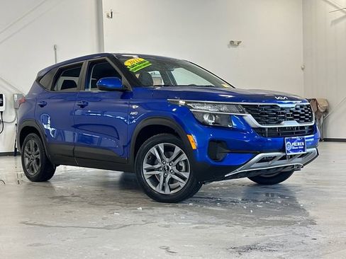 Used 2022 Kia Seltos LX image 2