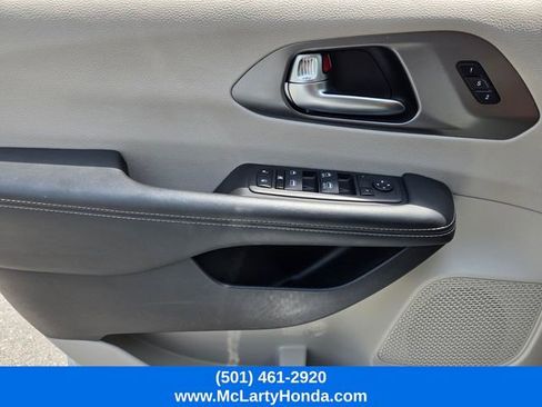 Used 2023 Chrysler Pacifica Touring-L FWD image 33