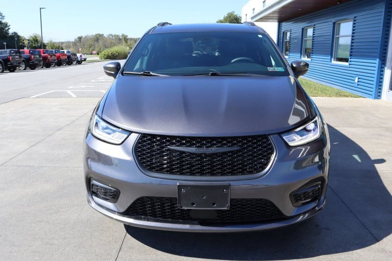 Used 2023 Chrysler Pacifica Touring-L w/ S Appearance Package AWD/4WD image 4