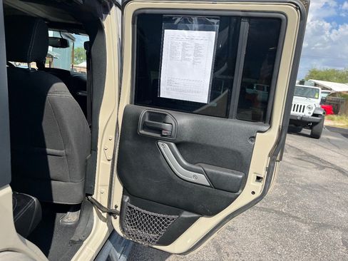 Used 2017 Jeep Wrangler Unlimited Rubicon w/ Connectivity Group AWD/4WD image 16