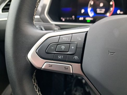 Used 2024 Volkswagen Tiguan SE image 31