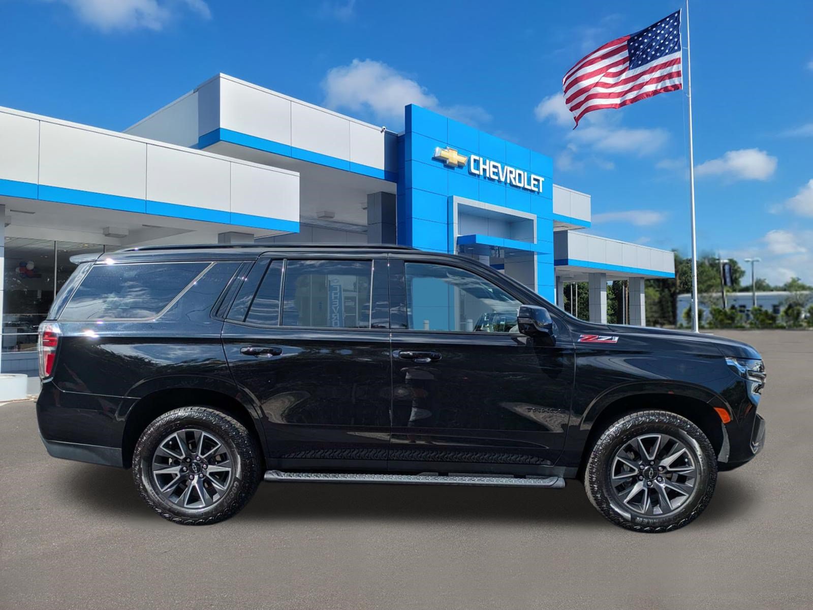 Used 2022 Chevrolet Tahoe Z71 w/ Luxury Package AWD/4WD image 2