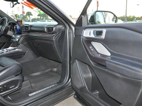 Used 2020 Ford Explorer Platinum w/ Premium Technology Package image 17