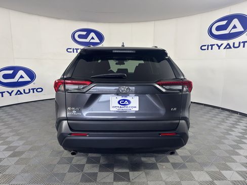 Used 2021 Toyota RAV4 LE FWD image 4