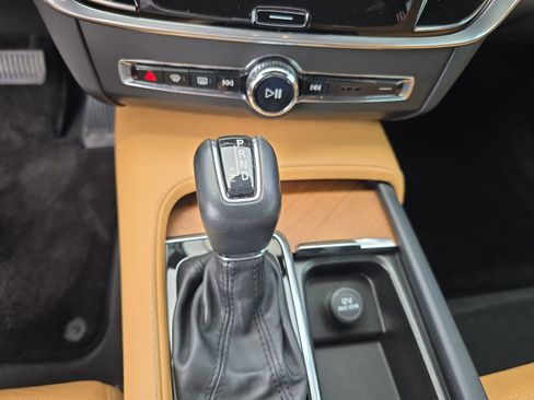 Used 2017 Volvo S90 T6 Inscription w/ Vision Package image 21