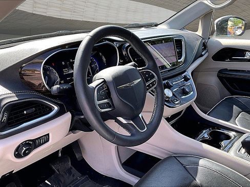 Used 2023 Chrysler Pacifica Limited image 13