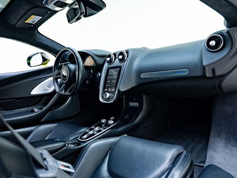 Used 2023 McLaren GT RWD image 32