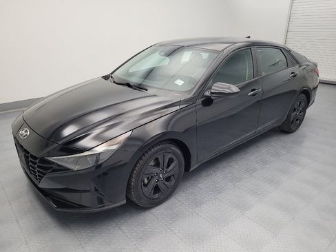 Used 2022 Hyundai Elantra SEL w/ Convenience Package FWD image 2