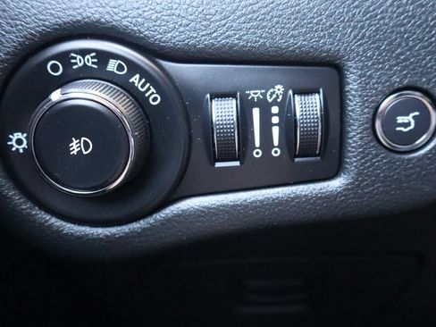 Used 2014 Jeep Cherokee Latitude w/ Comfort/Convenience Group AWD/4WD image 28