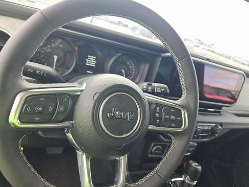 Used 2025 Jeep Wrangler Unlimited Sahara image 3