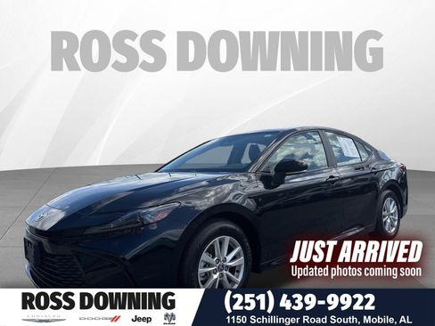 Used 2025 Toyota Camry LE image 1