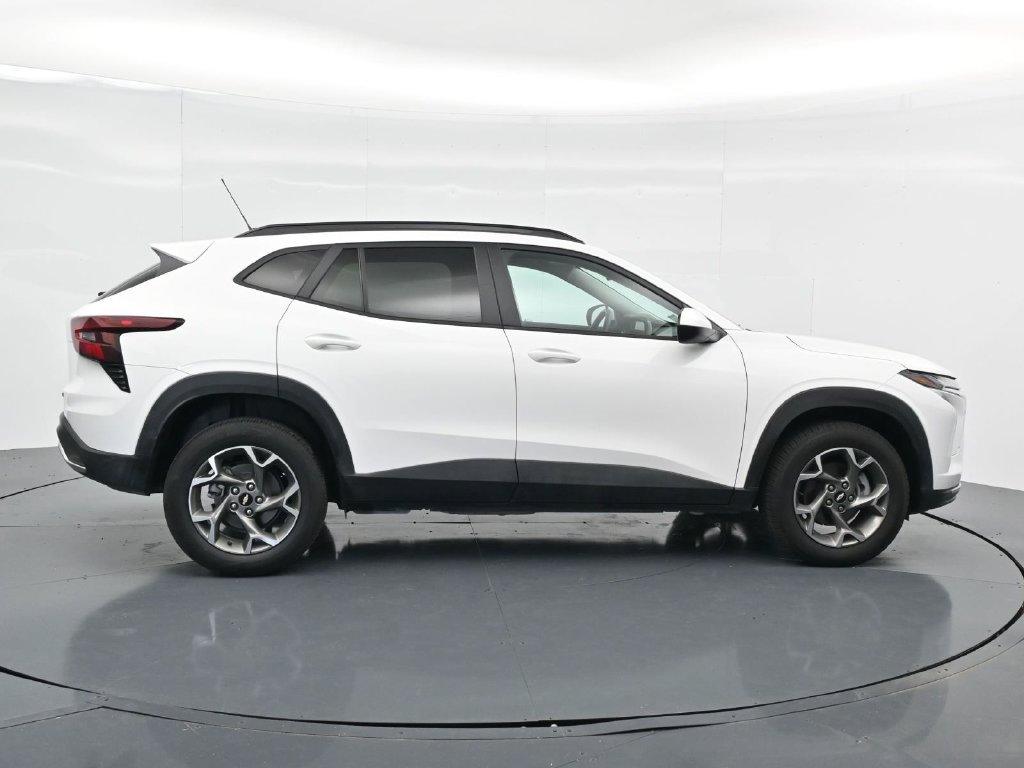 Used 2025 Chevrolet Trax LT FWD image 8