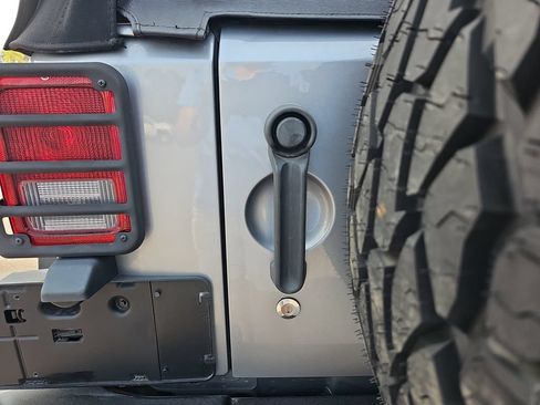 Used 2018 Jeep Wrangler Unlimited Sport S AWD/4WD image 32
