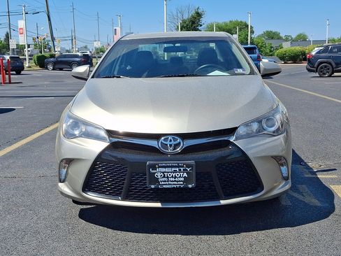 Used 2017 Toyota Camry SE w/ Moonroof Package FWD image 2