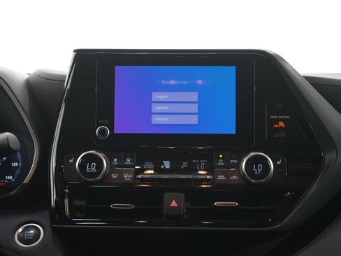 Used 2025 Toyota Highlander XSE AWD/4WD image 16